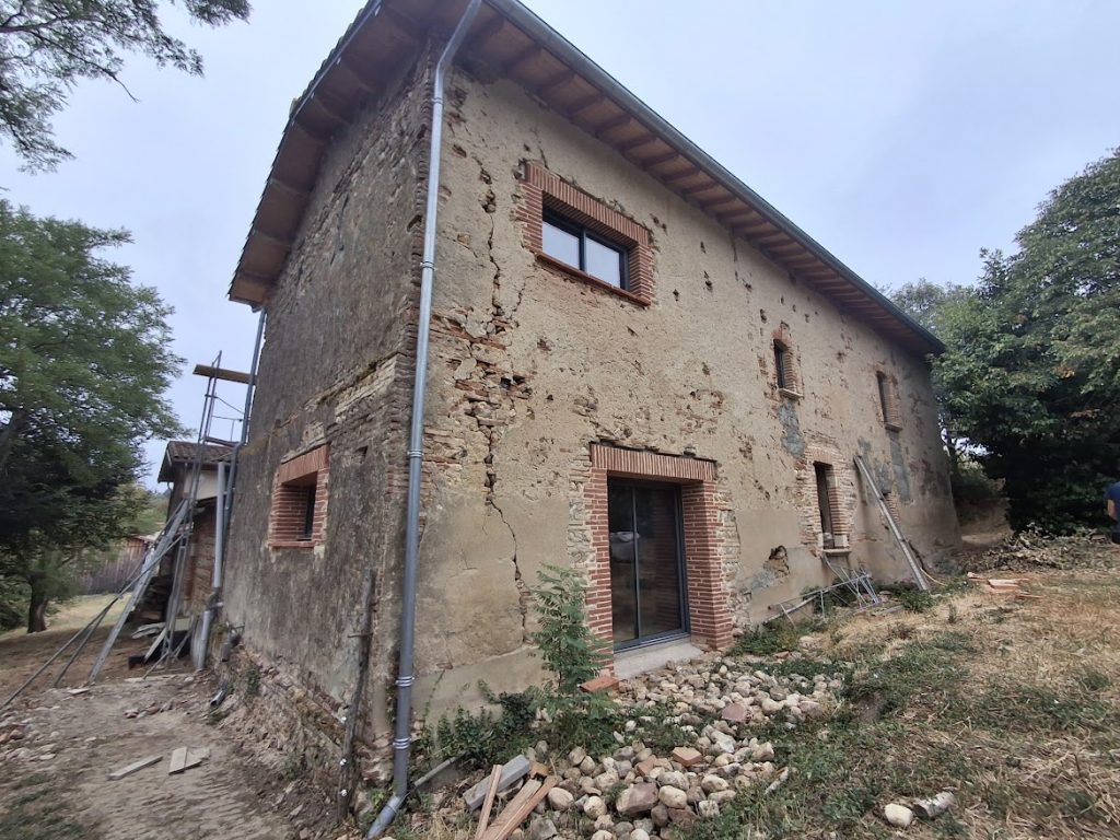 Fissures structurelles maison en briques de terre crue